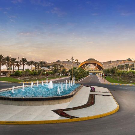 Officers Club & Hotel Abu Dabi Exterior foto The entrance of the resort