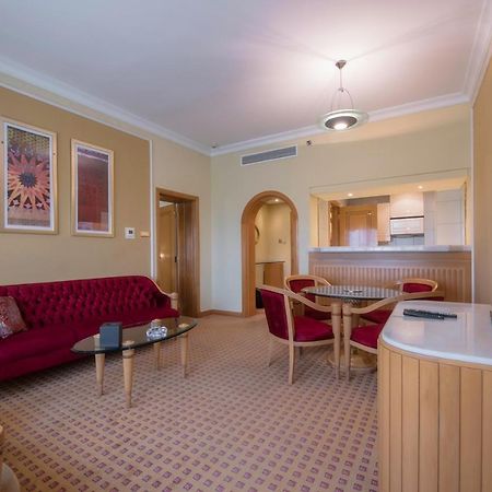Officers Club & Hotel Abu Dabi Exterior foto A suite at the hotel