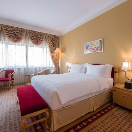 Officers Club & Hotel Abu Dabi Exterior foto A room at the hotel