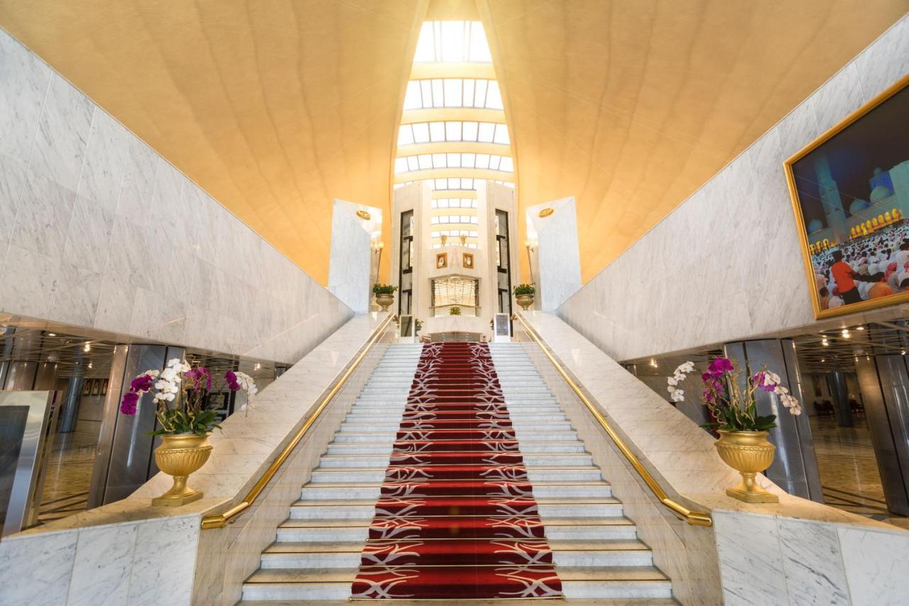 Officers Club & Hotel Abu Dabi Exterior foto The staircase of the hotel