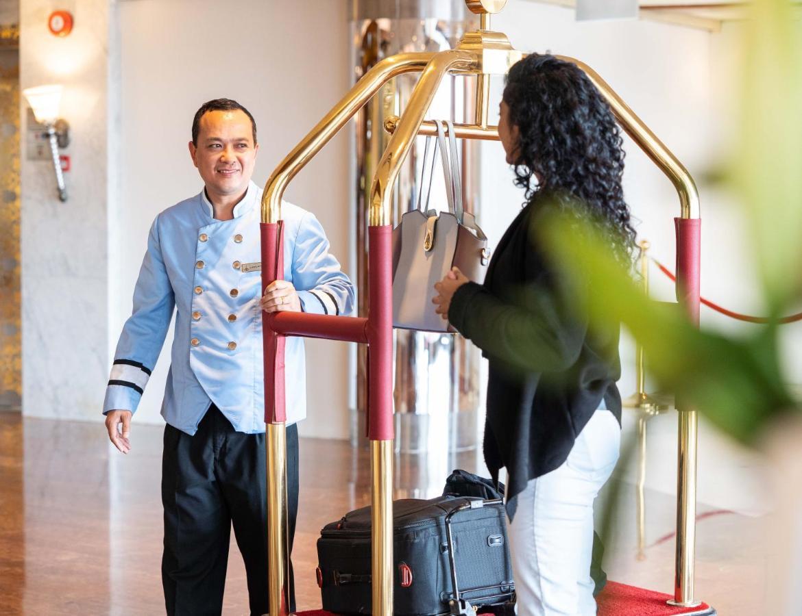 Officers Club & Hotel Abu Dabi Exterior foto A bellboy at work