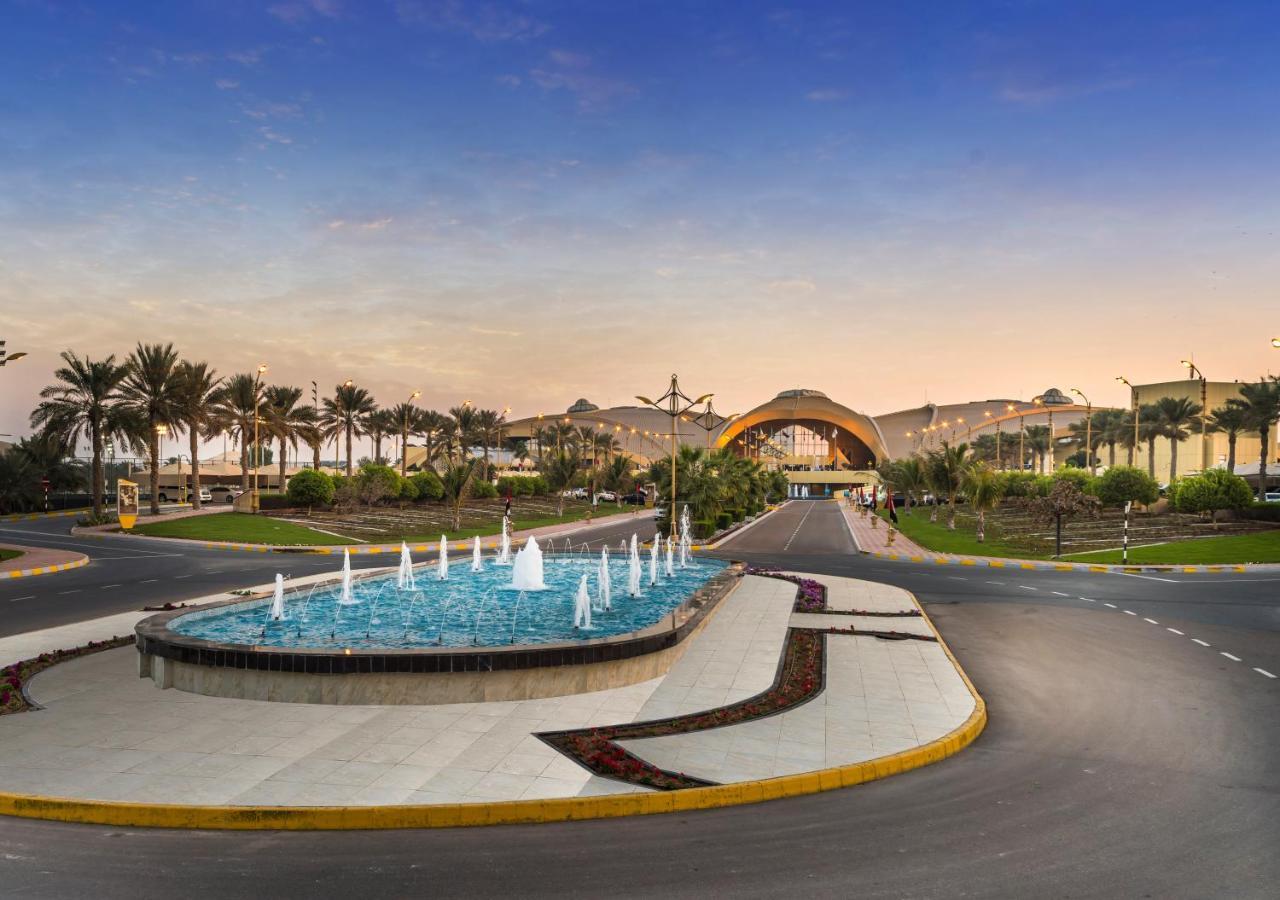 Officers Club & Hotel Abu Dabi Exterior foto The entrance of the resort