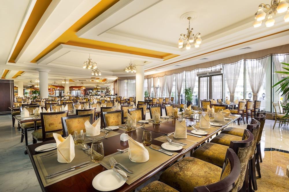 Officers Club & Hotel Abu Dabi Exterior foto The restaurant