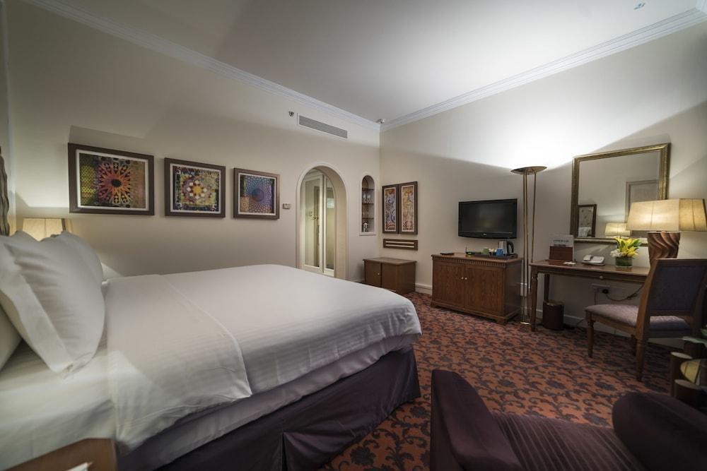 Officers Club & Hotel Abu Dabi Exterior foto A room at the hotel