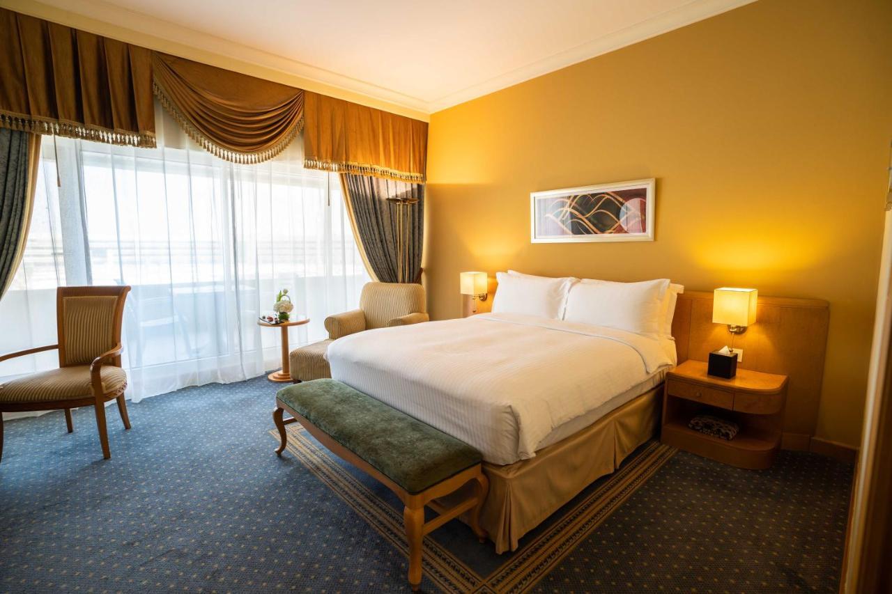 Officers Club & Hotel Abu Dabi Exterior foto A room at the hotel