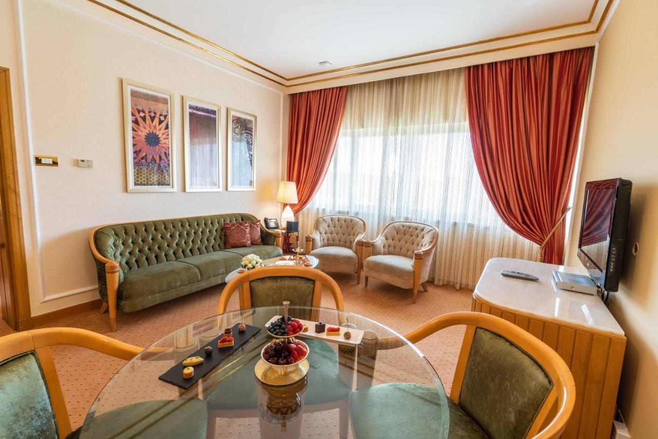 Officers Club & Hotel Abu Dabi Exterior foto A living room in a suite at the Grand Hotel