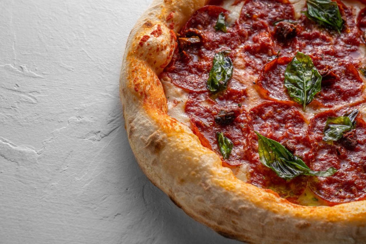 Officers Club & Hotel Abu Dabi Exterior foto A deep-dish pizza