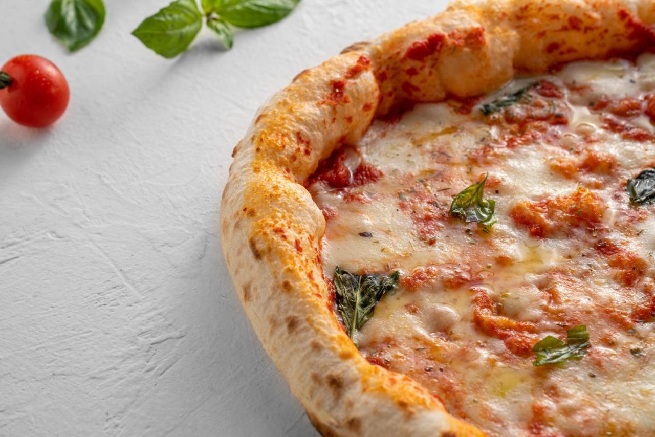Officers Club & Hotel Abu Dabi Exterior foto A pizza with a deep-dish crust