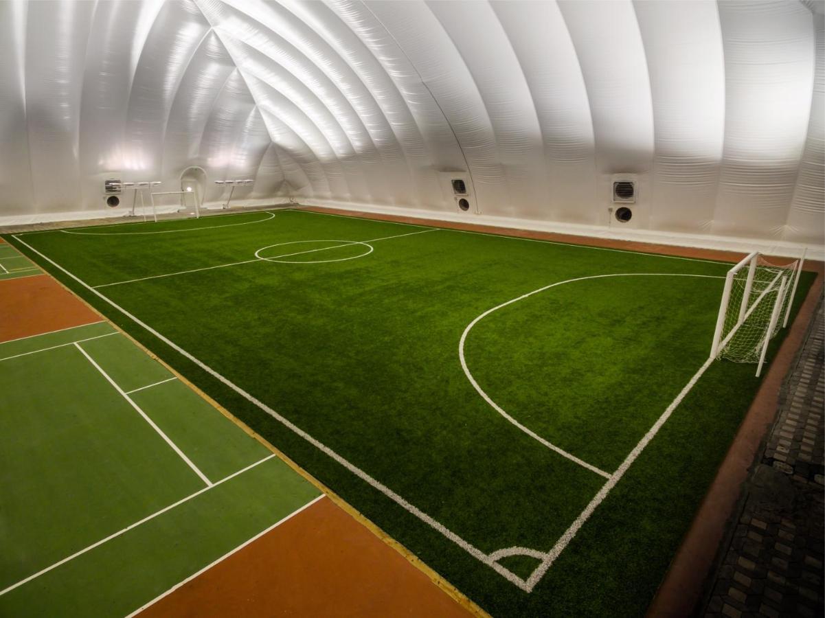 Officers Club & Hotel Abu Dabi Exterior foto The indoor football pitch