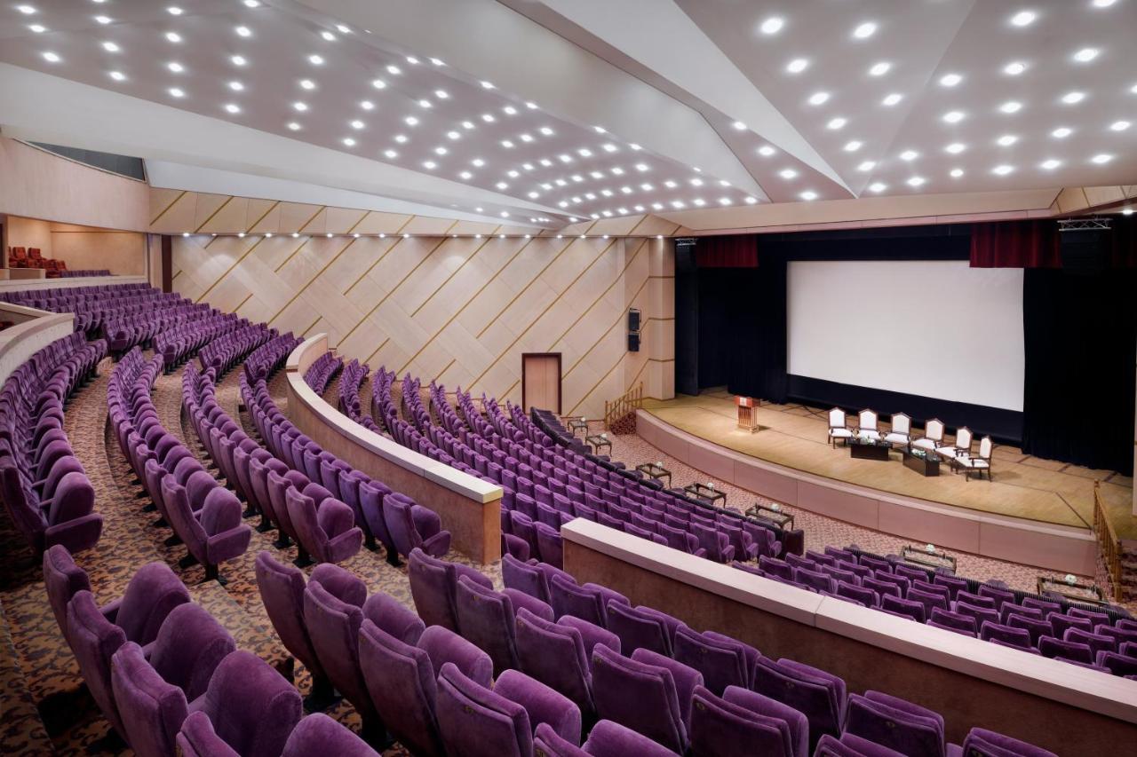 Officers Club & Hotel Abu Dabi Exterior foto The Auditorium