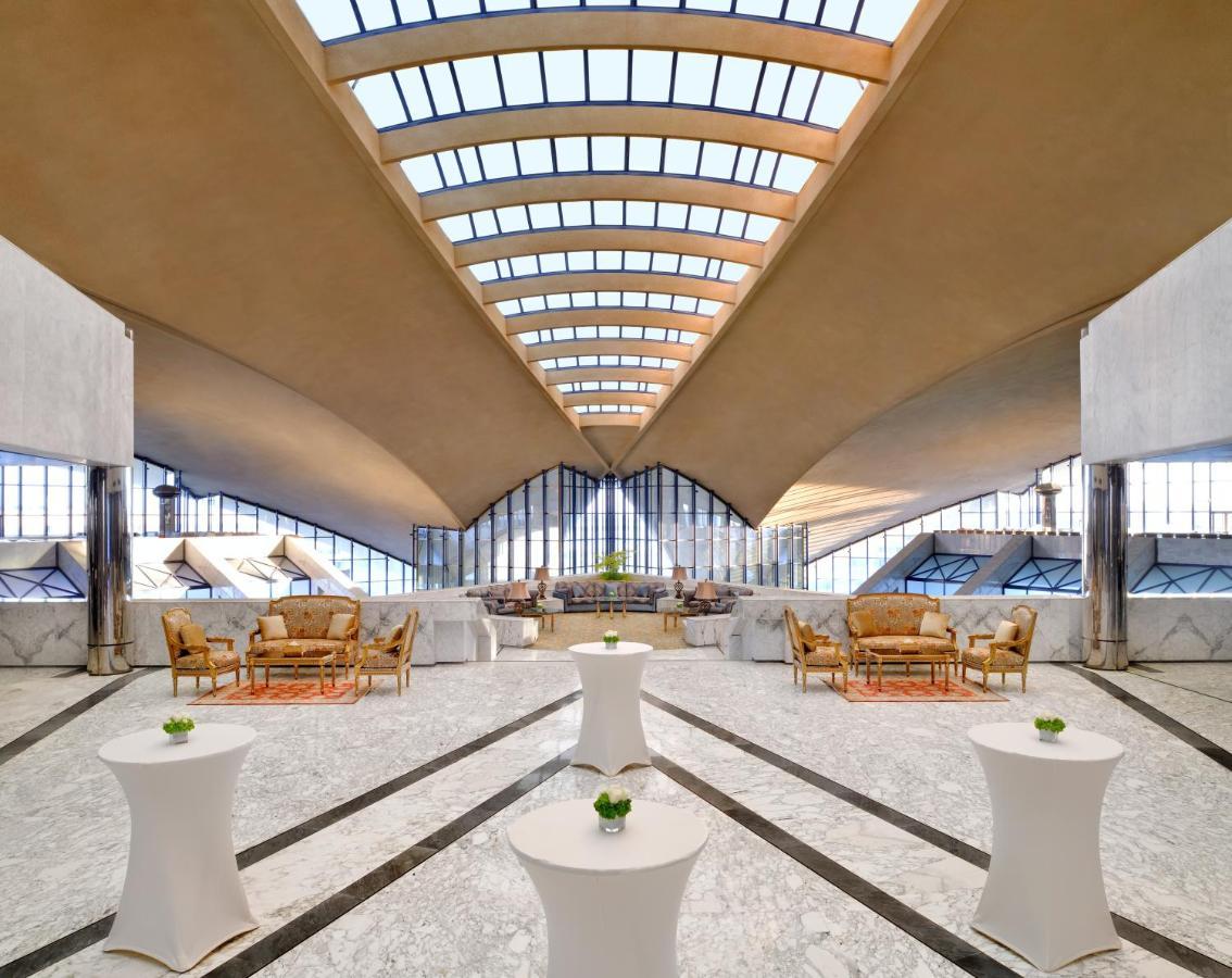 Officers Club & Hotel Abu Dabi Exterior foto The lobby of the hotel