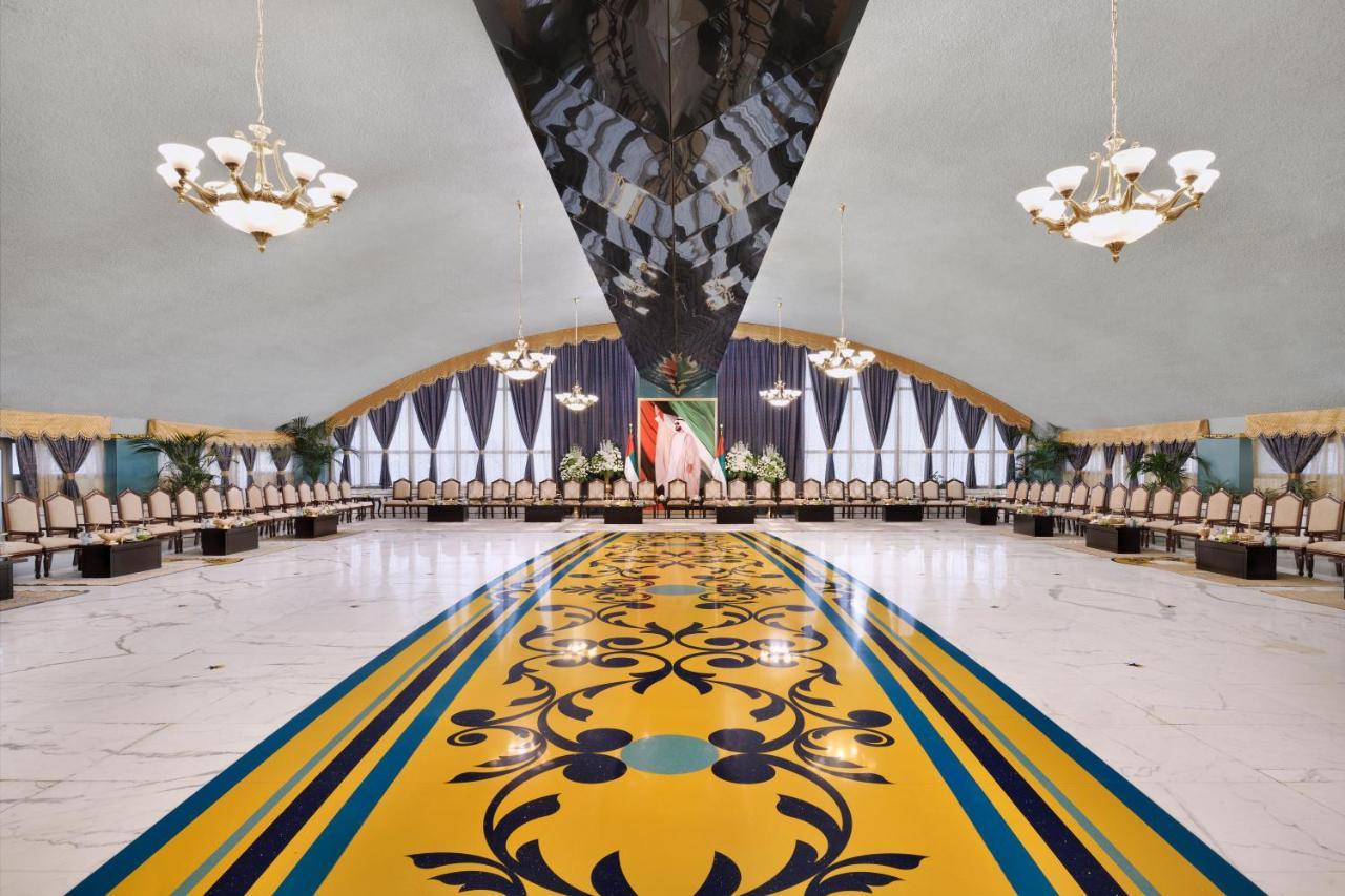 Officers Club & Hotel Abu Dabi Exterior foto The interior of the conference hall