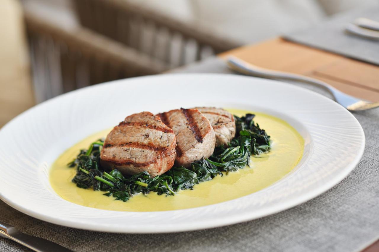Officers Club & Hotel Abu Dabi Exterior foto A plate of chicken with lemon sauce