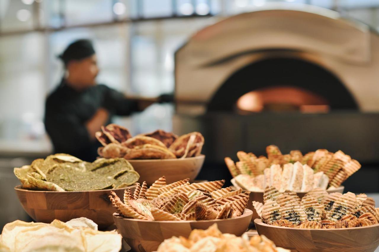 Officers Club & Hotel Abu Dabi Exterior foto A wood-fired oven in a restaurant