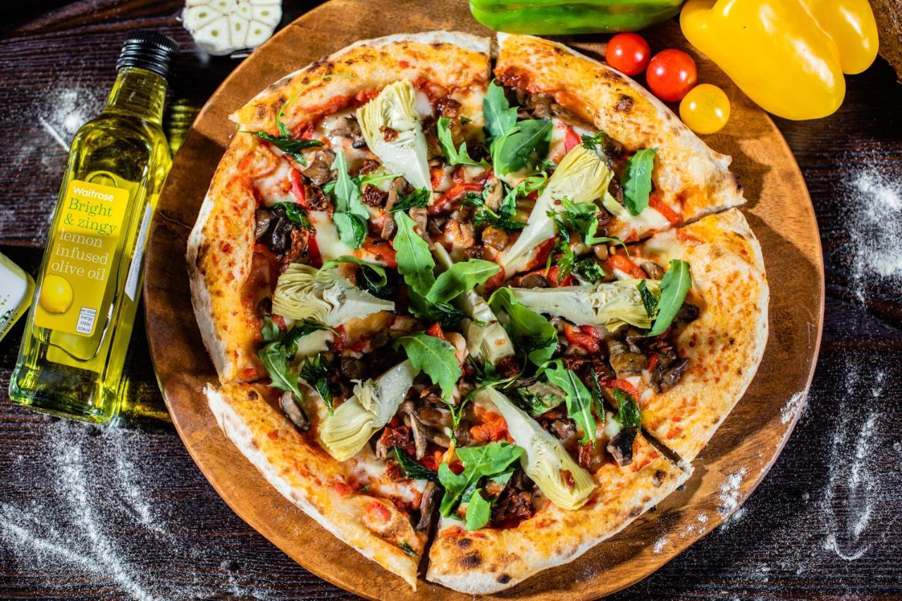 Officers Club & Hotel Abu Dabi Exterior foto A vegan pizza
