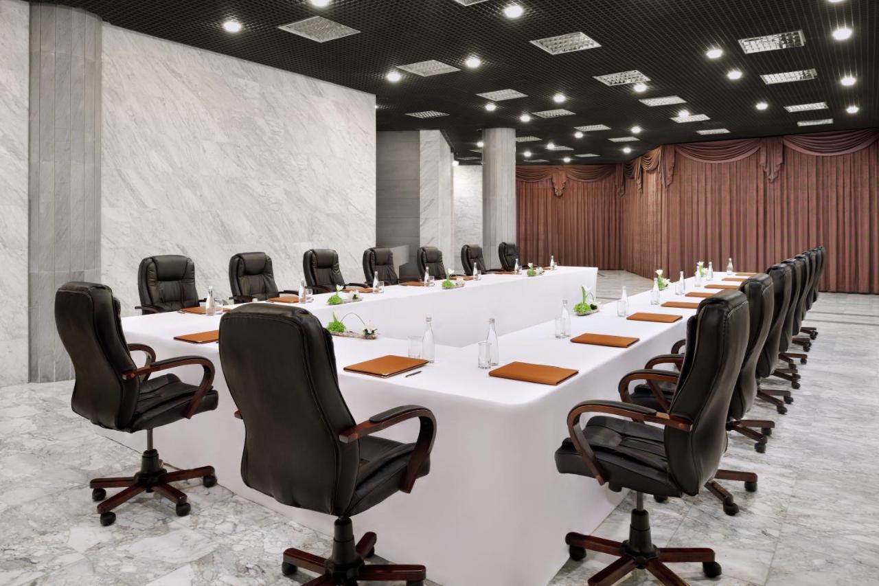 Officers Club & Hotel Abu Dabi Exterior foto Boardroom