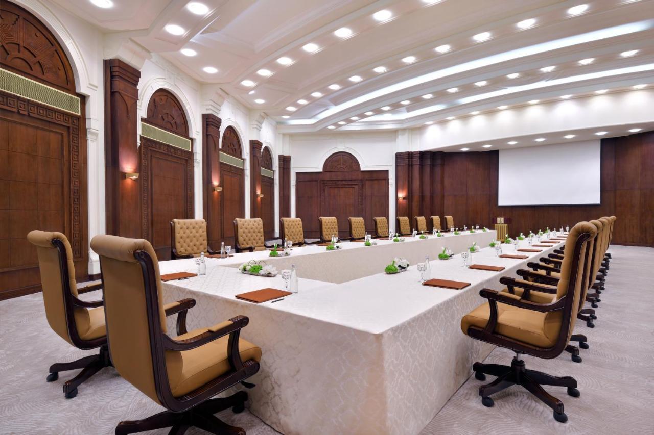 Officers Club & Hotel Abu Dabi Exterior foto Meeting room at the Taj Mahal Palace, Mumbai