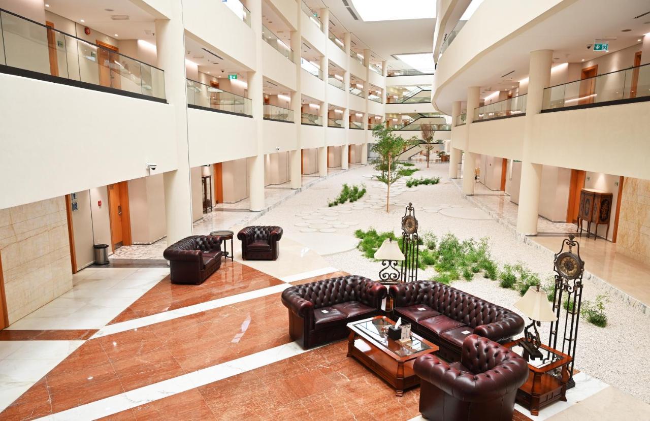 Officers Club & Hotel Abu Dabi Exterior foto Lobby