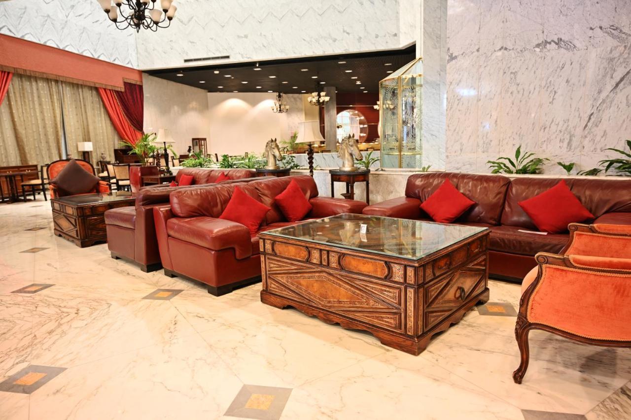 Officers Club & Hotel Abu Dabi Exterior foto Lobby