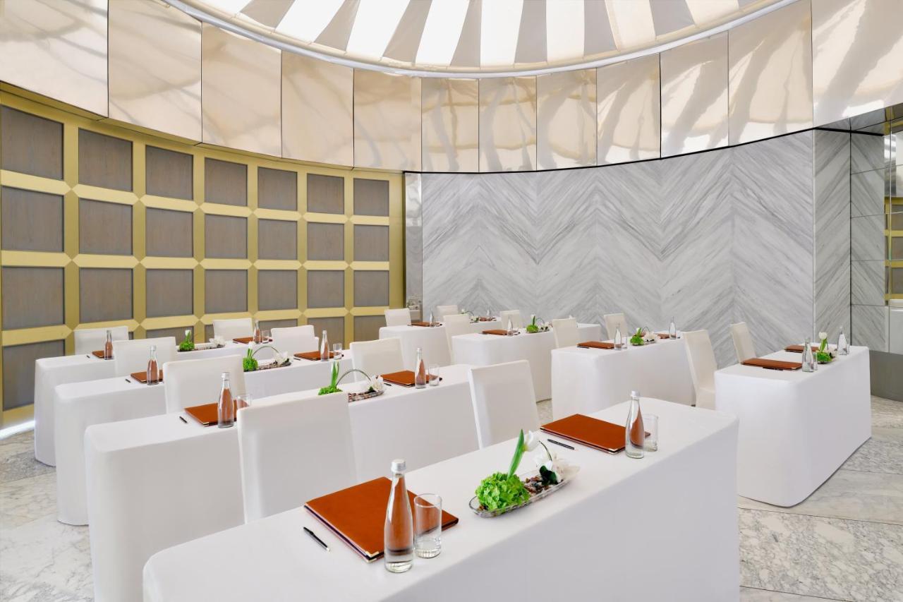 Officers Club & Hotel Abu Dabi Exterior foto The meeting room