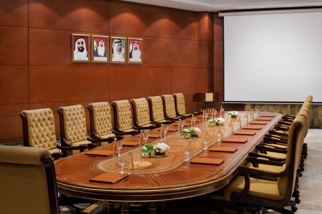 Officers Club & Hotel Abu Dabi Exterior foto A boardroom