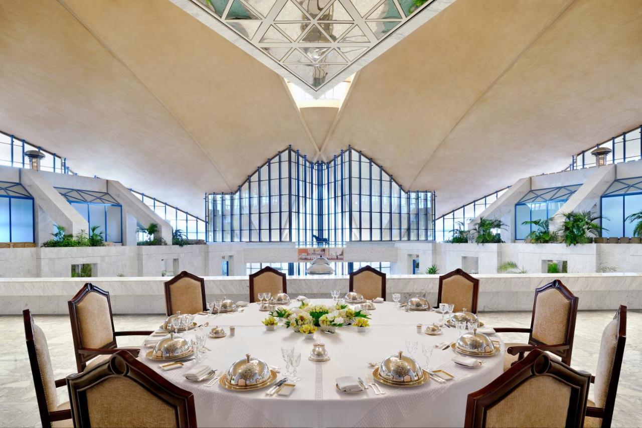 Officers Club & Hotel Abu Dabi Exterior foto The interior of the National Museum of Singapore
