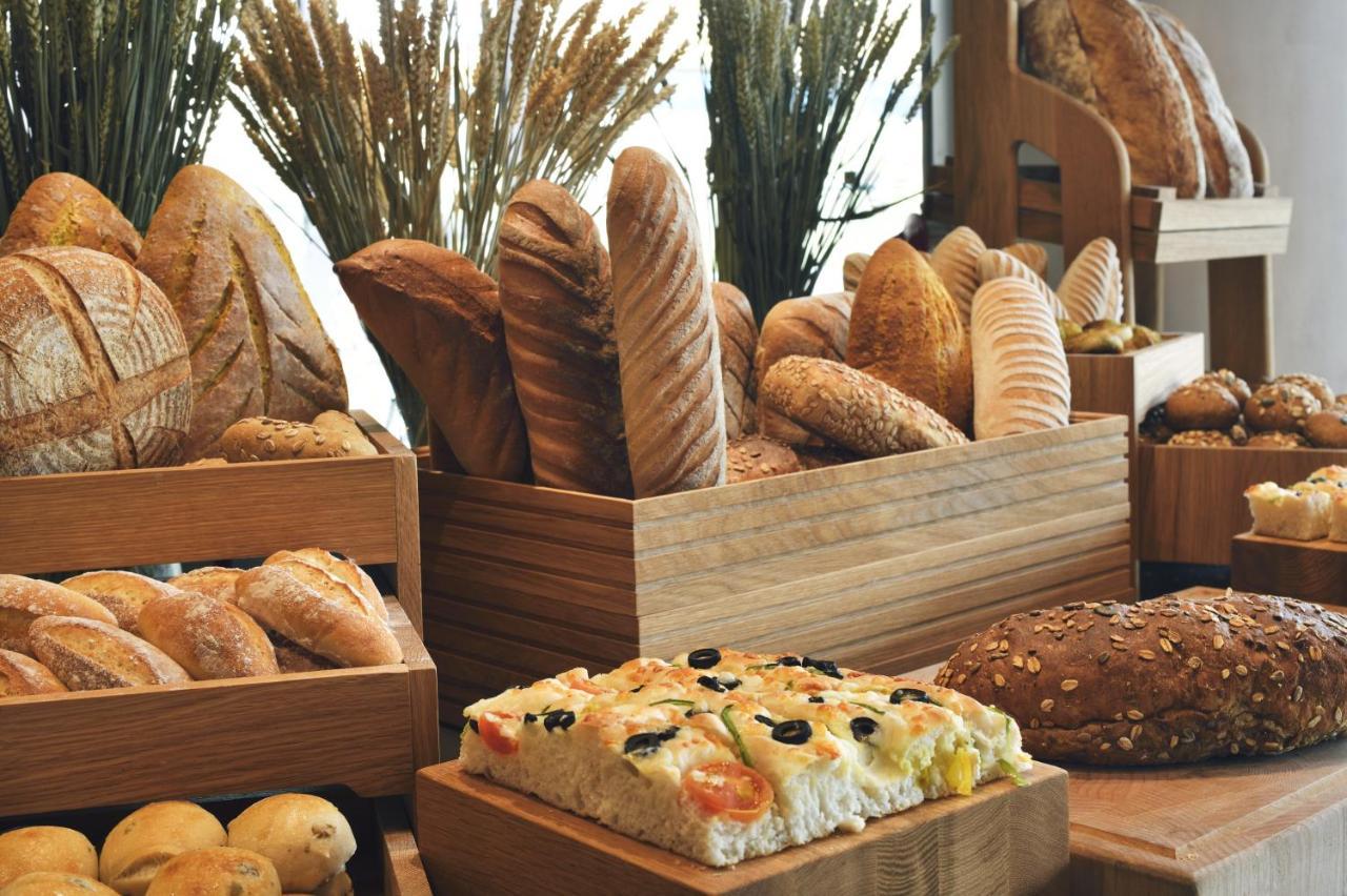 Officers Club & Hotel Abu Dabi Exterior foto Bread
