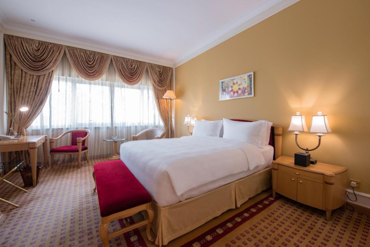 Officers Club & Hotel Abu Dabi Exterior foto A room at the hotel