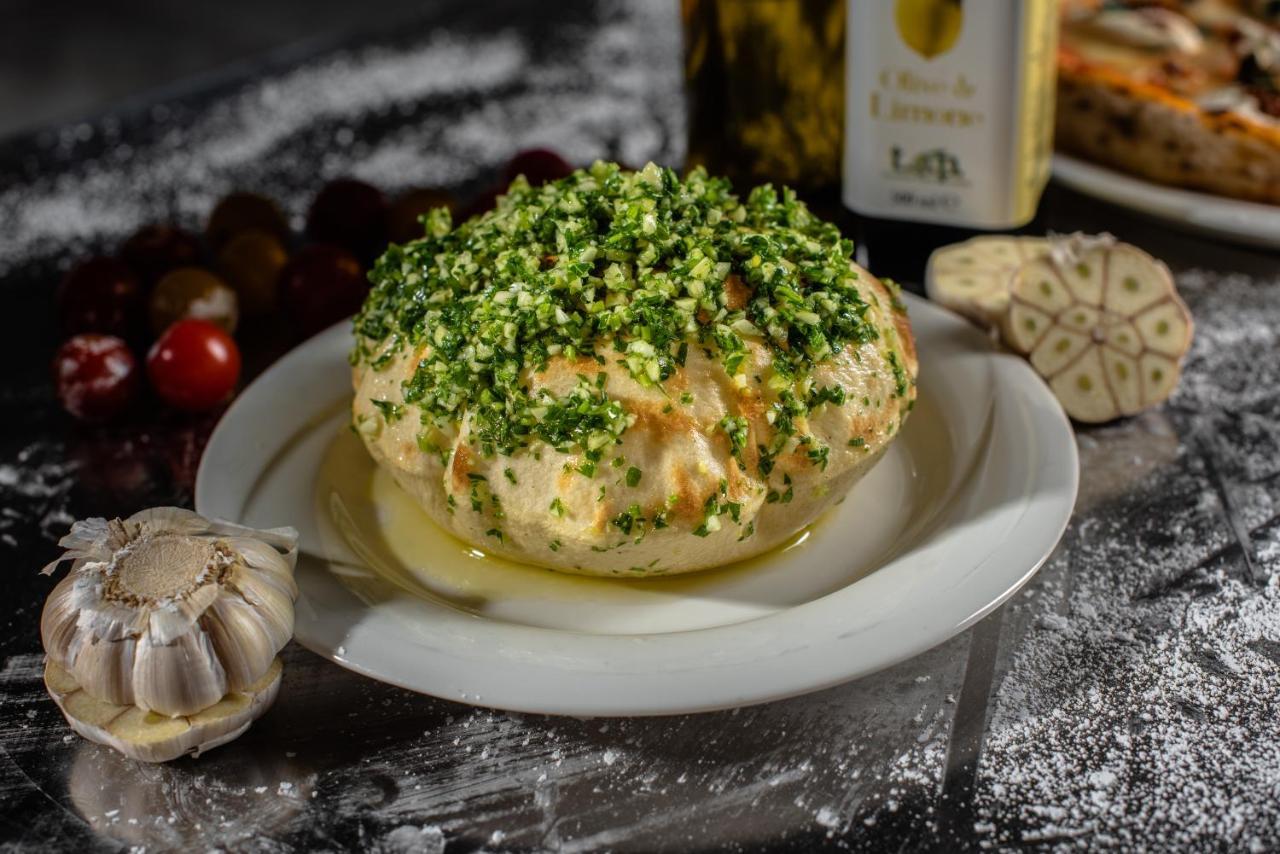 Officers Club & Hotel Abu Dabi Exterior foto A prepared artichoke