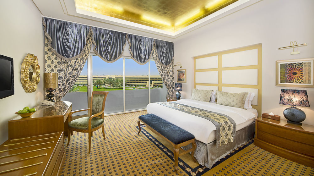 Officers Club & Hotel Abu Dabi Exterior foto A bedroom at the Jumeirah Creekside