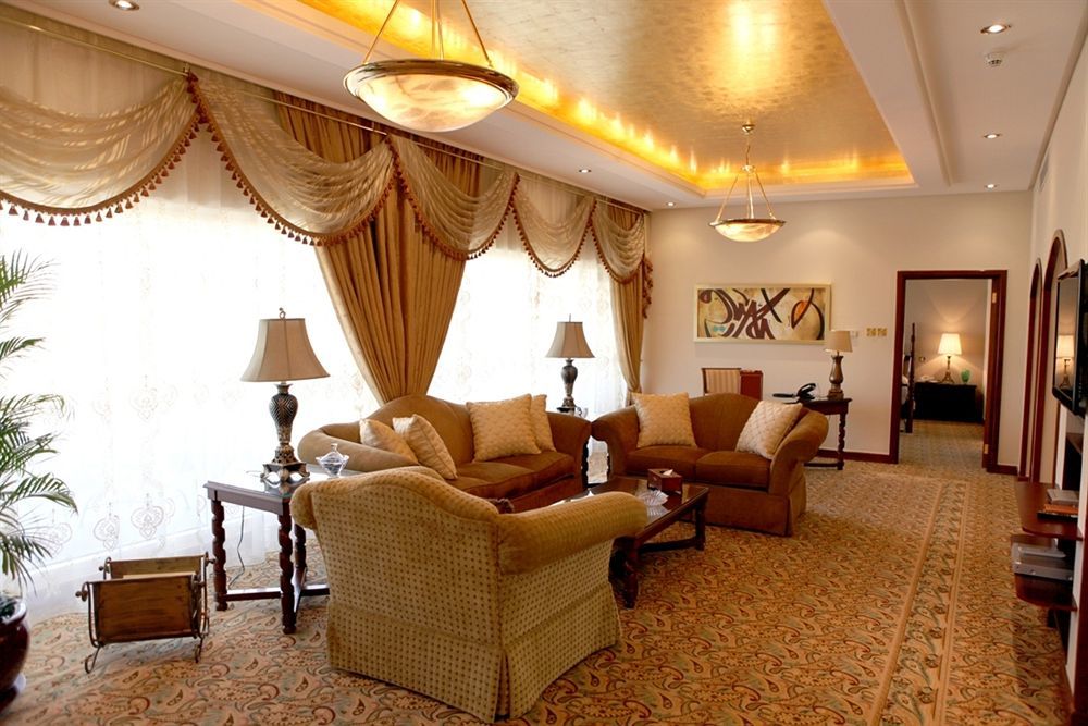 Officers Club & Hotel Abu Dabi Exterior foto A living room
