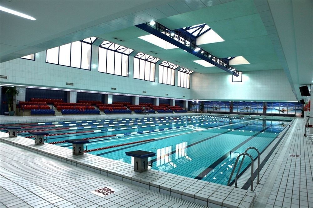 Officers Club & Hotel Abu Dabi Exterior foto The swimming pool