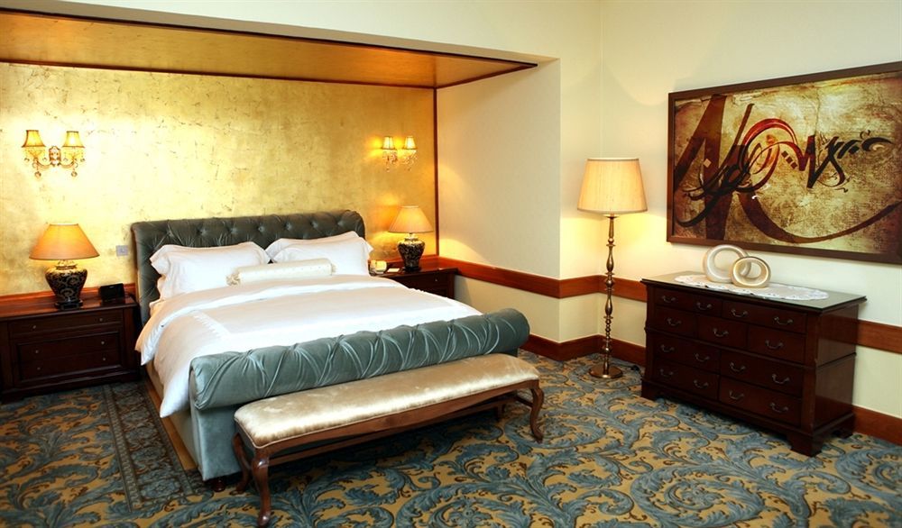 Officers Club & Hotel Abu Dabi Exterior foto A bedroom at the hotel