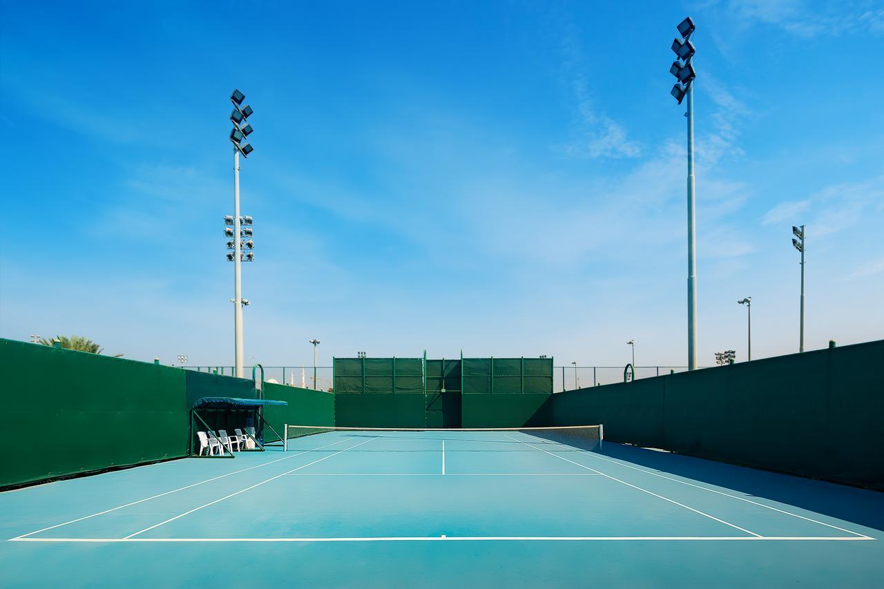 Officers Club & Hotel Abu Dabi Exterior foto Tennis court at the complex