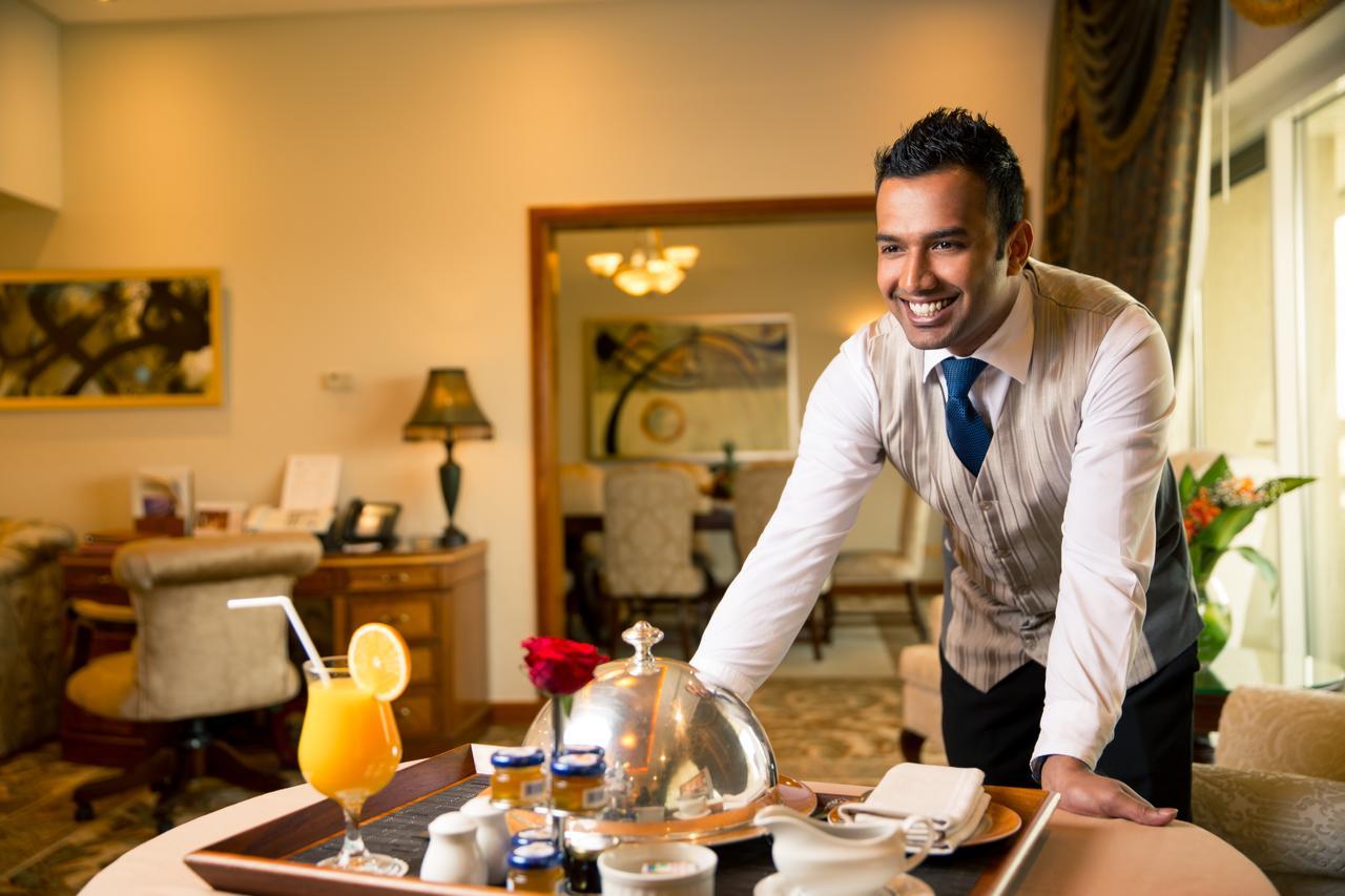 Officers Club & Hotel Abu Dabi Exterior foto A room service attendant