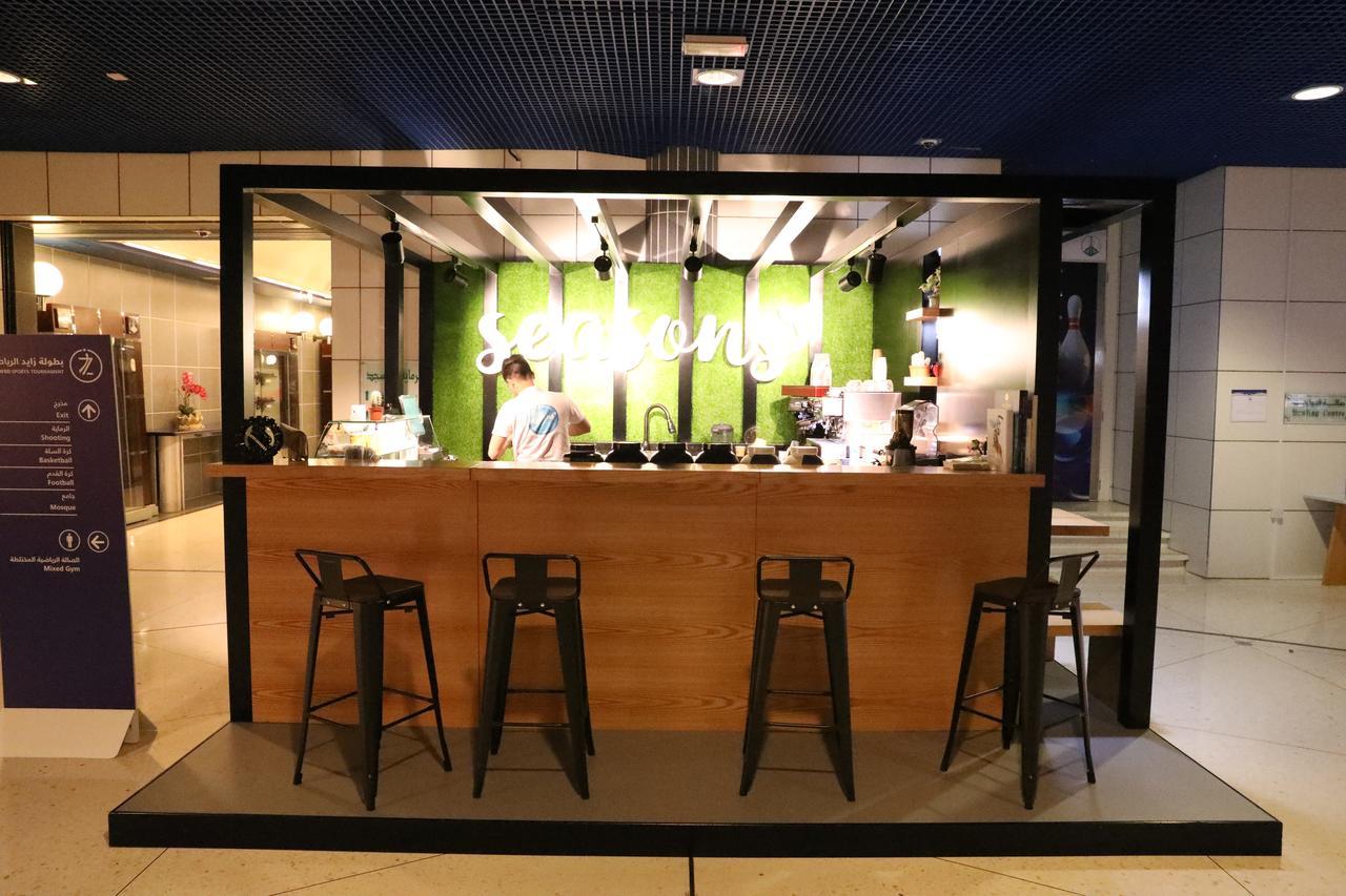Officers Club & Hotel Abu Dabi Exterior foto Open kitchen at the restaurant