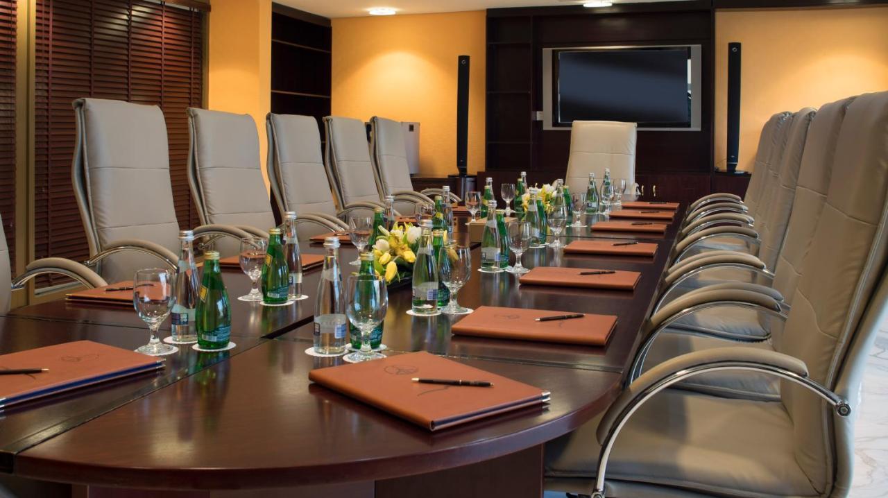 Officers Club & Hotel Abu Dabi Exterior foto A boardroom