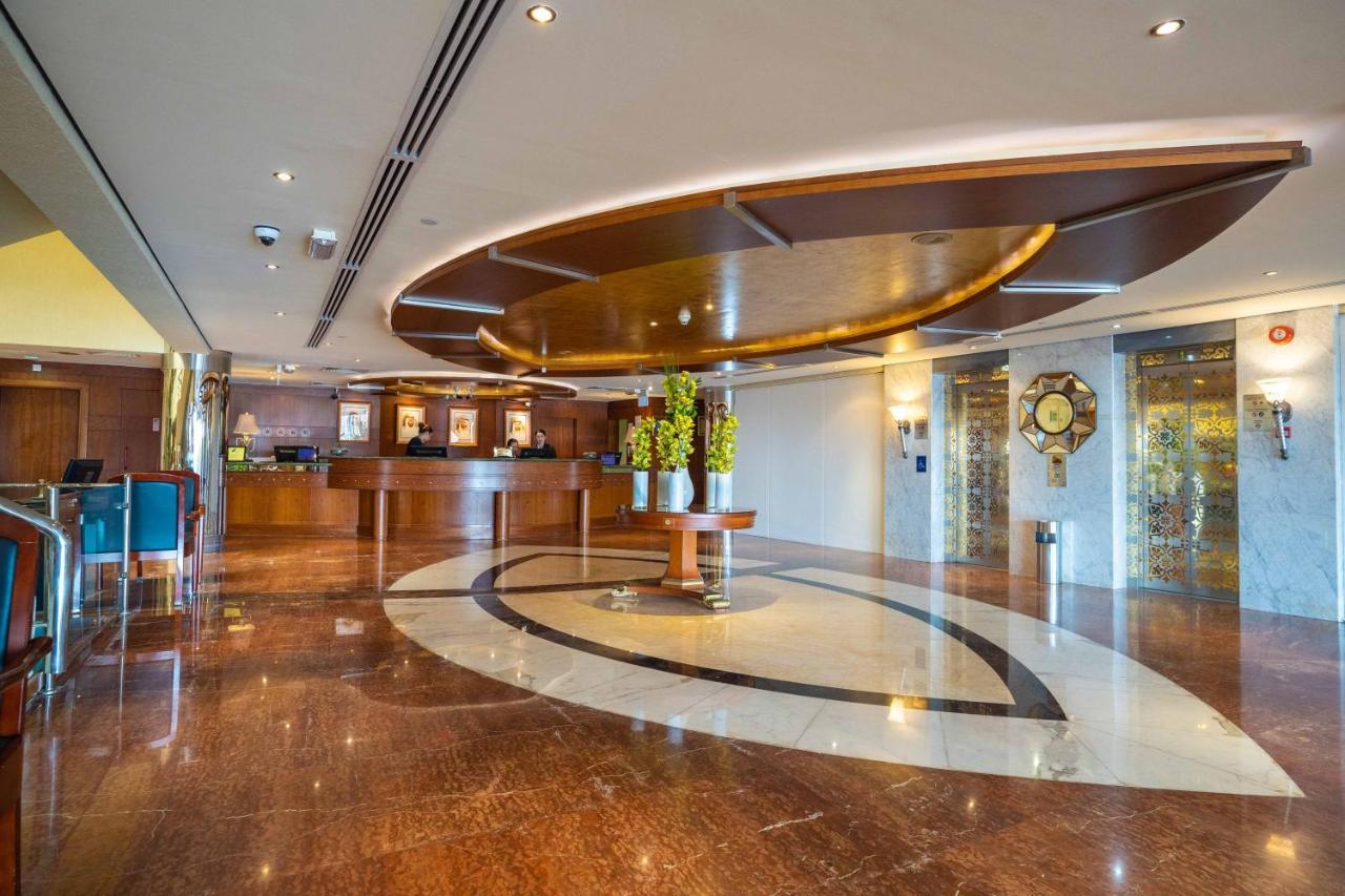 Officers Club & Hotel Abu Dabi Exterior foto The lobby of the hotel